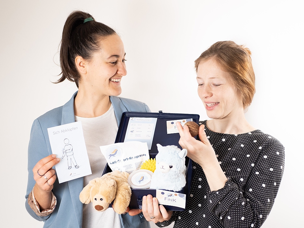 Die Gründerinnen präsentieren den Notfallkoffer
